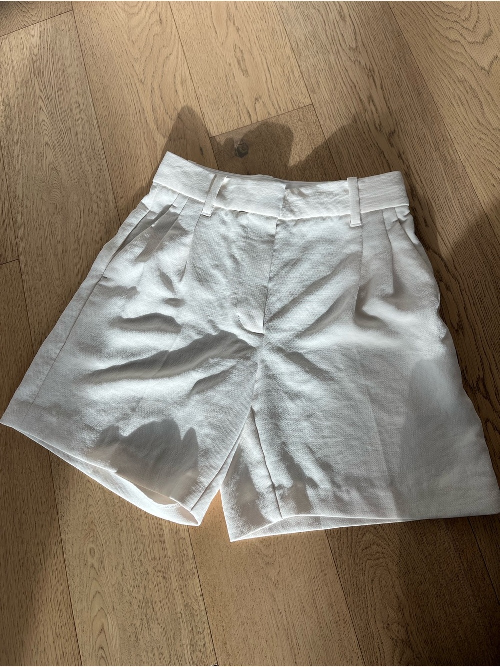 Wilfred White High-Rise Pleated Shorts
